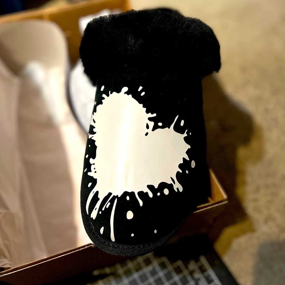 Women's UGG'S slippers• UGG'S SCUFFETTE ll VALENTINE SLIPPERS• woman's size 10•